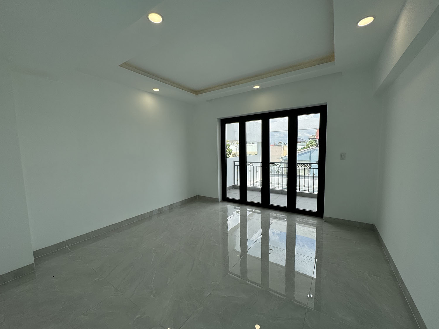 Nhà phố 3lầu (4,05m x 22,5m) có sân đổ ôtô, thiết bị ccấp khu kdoanh Nguyễn Thượng Hiền gần BOTANIC